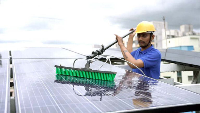 How to Clean Solar Panels? A Guide on Rooftop Solar Panel Cleaning